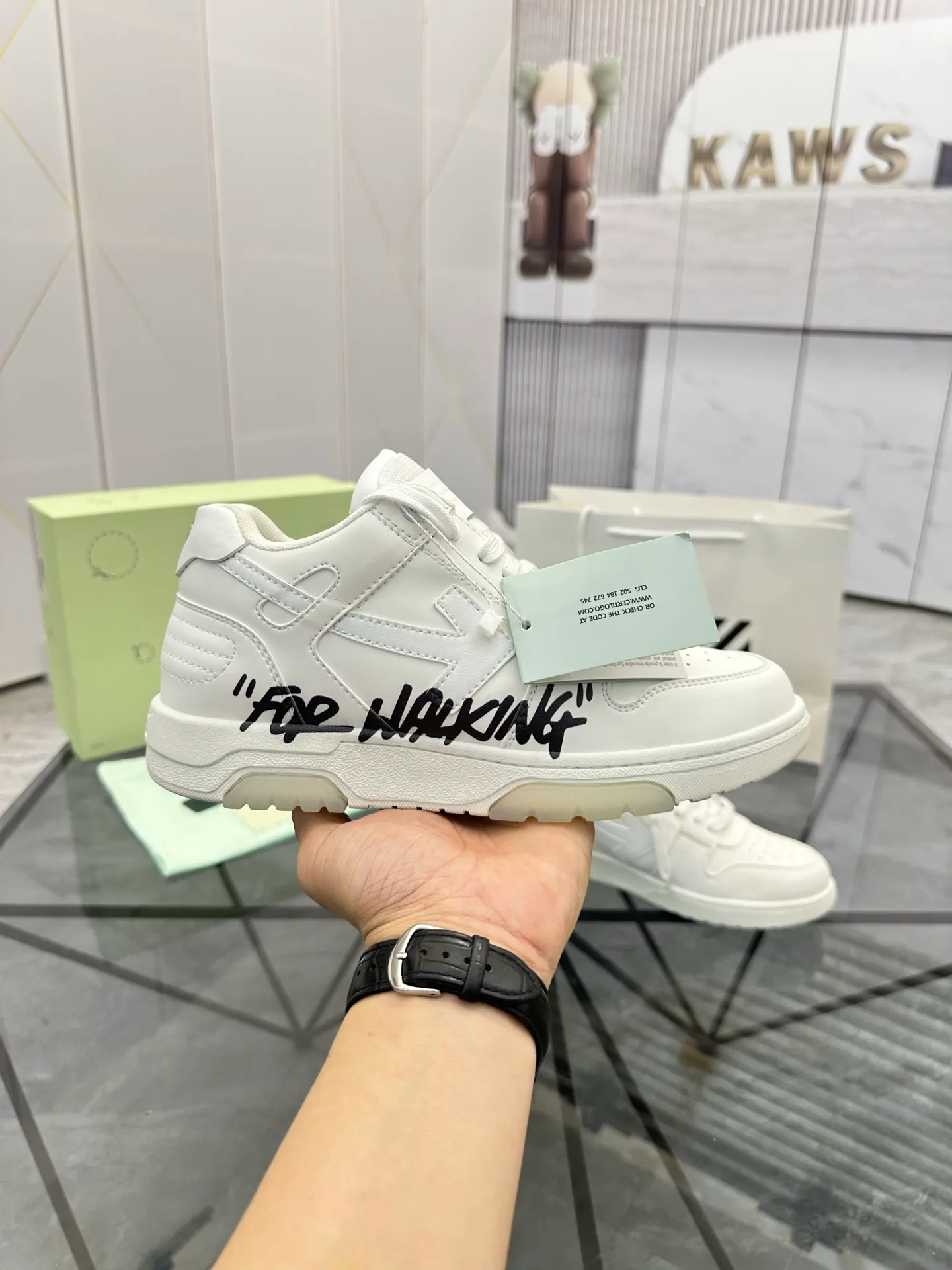 Selling men's shoes 💰: 💰P600¥ High-end top quality (leather buckle plus 10) Product trademark: OFF WHITE * "OFF WHITE*" low-top casual shoes Regular size: 35-45 (can be customized to 46) Couple style Product material: imported first-layer cowhide leather upper, breathable lining, original outsole. No.: H203